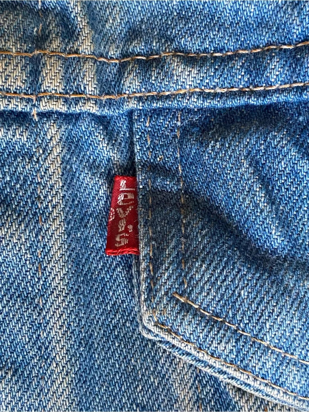 VTG Levi's Light-Wash Denim Trucker Jacket Sz 44 Red Tab 80s-90s Distressed Worn